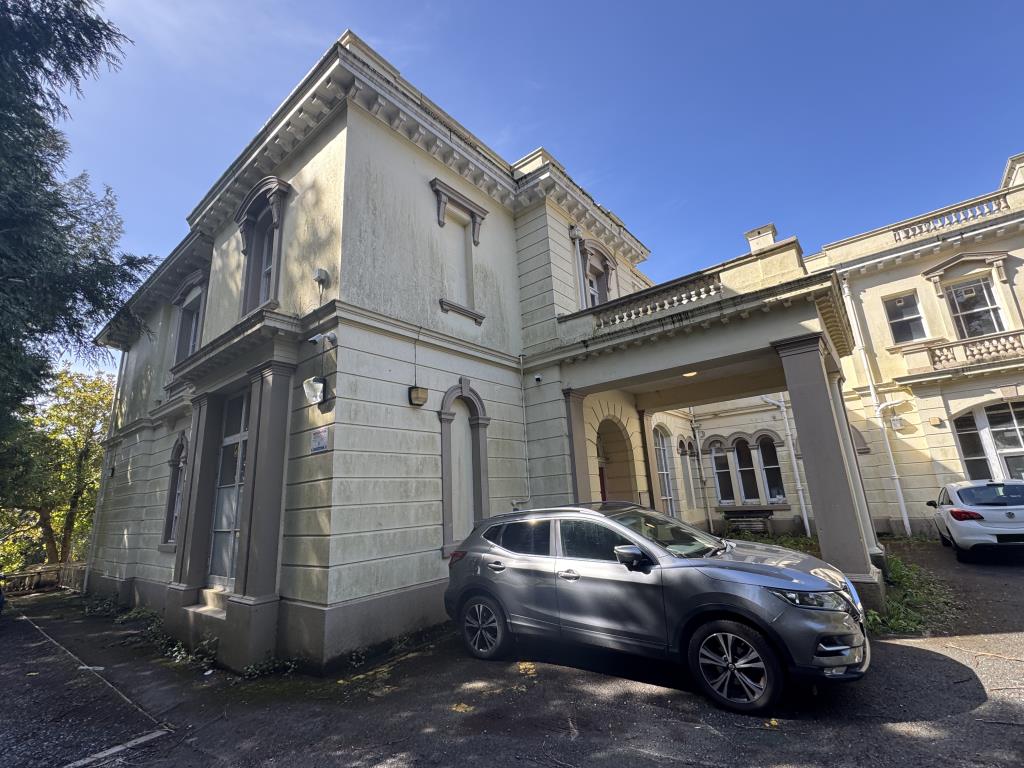 Lot: 82 - MANSION VILLA LOCATED IN CITY CENTRE PARK - External side view